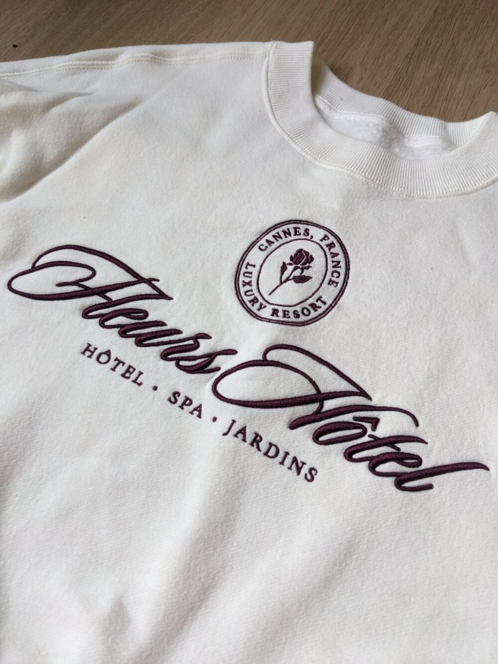 A&F White Cropped Sweatshirt with "Fleurs Hotel" Red Embroidered Vintage Crest - Picture 2 of 8